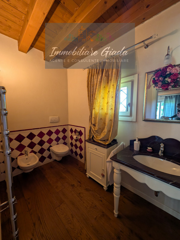 Prestigiosa porzione di edificio colonico completamente ristrutturata, inserita in un contesto es...