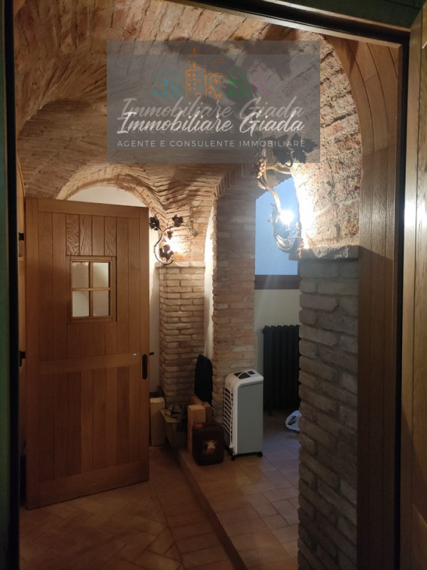 Prestigiosa porzione di edificio colonico completamente ristrutturata, inserita in un contesto es...