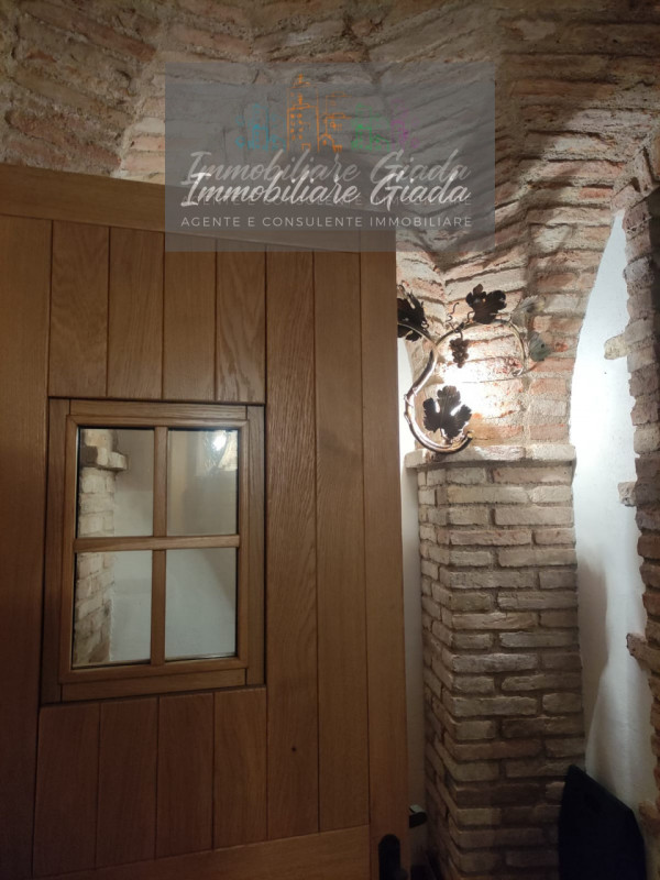 Prestigiosa porzione di edificio colonico completamente ristrutturata, inserita in un contesto es...