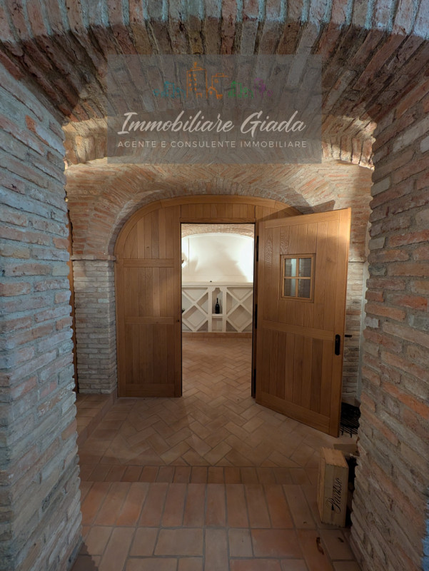 Prestigiosa porzione di edificio colonico completamente ristrutturata, inserita in un contesto es...