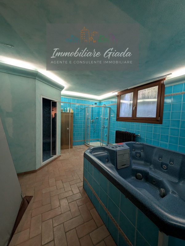 Prestigiosa porzione di edificio colonico completamente ristrutturata, inserita in un contesto es...