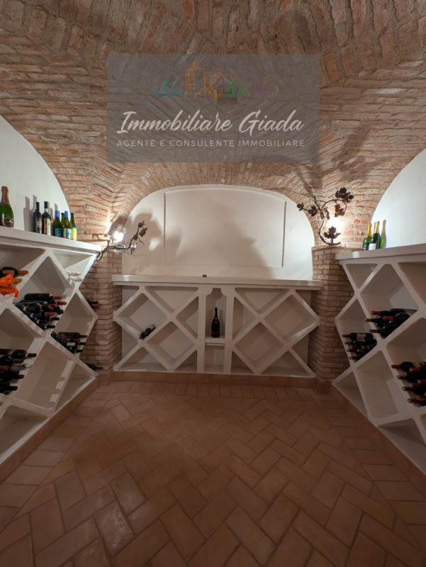 Prestigiosa porzione di edificio colonico completamente ristrutturata, inserita in un contesto es...