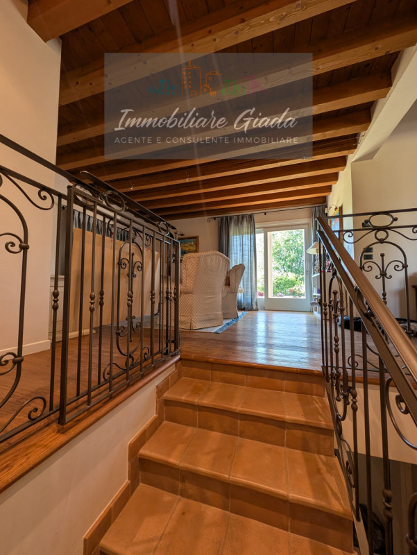 Prestigiosa porzione di edificio colonico completamente ristrutturata, inserita in un contesto es...