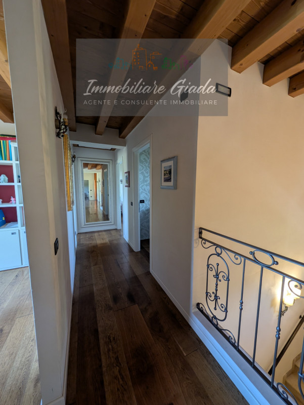 Prestigiosa porzione di edificio colonico completamente ristrutturata, inserita in un contesto es...