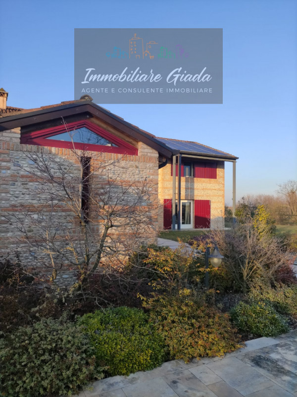 Prestigiosa porzione di edificio colonico completamente ristrutturata, inserita in un contesto es...