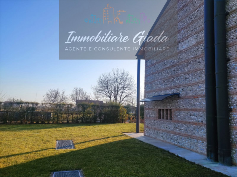 Prestigiosa porzione di edificio colonico completamente ristrutturata, inserita in un contesto es...