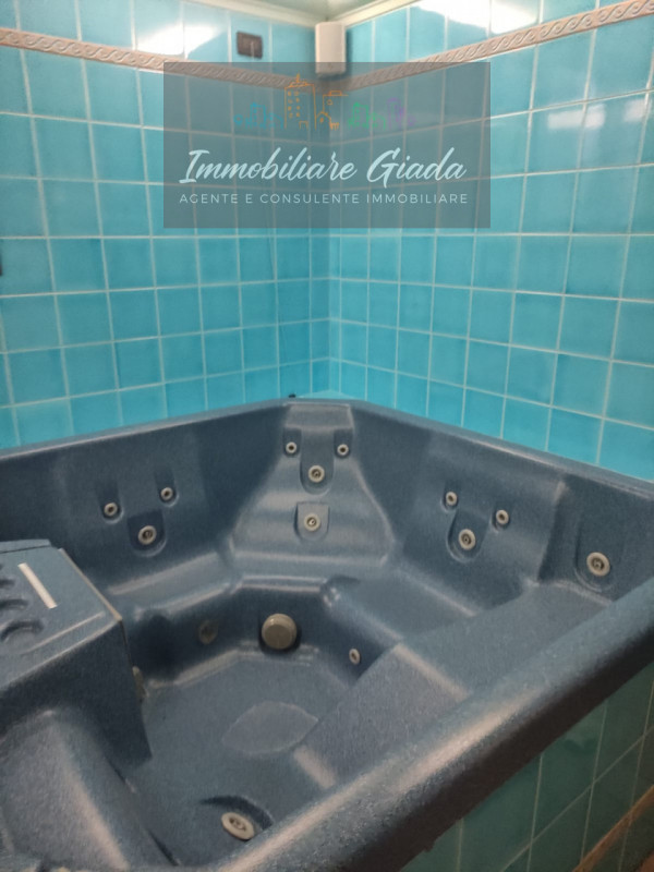 Prestigiosa porzione di edificio colonico completamente ristrutturata, inserita in un contesto es...