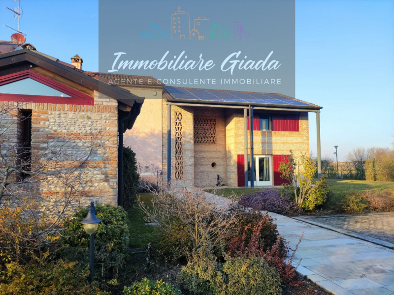 Prestigiosa porzione di edificio colonico completamente ristrutturata, inserita in un contesto es...