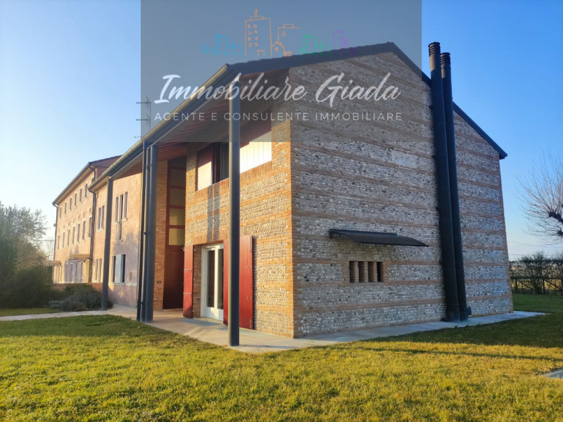 Prestigiosa porzione di edificio colonico completamente ristrutturata, inserita in un contesto es...