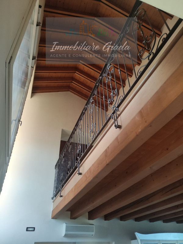 Prestigiosa porzione di edificio colonico completamente ristrutturata, inserita in un contesto es...