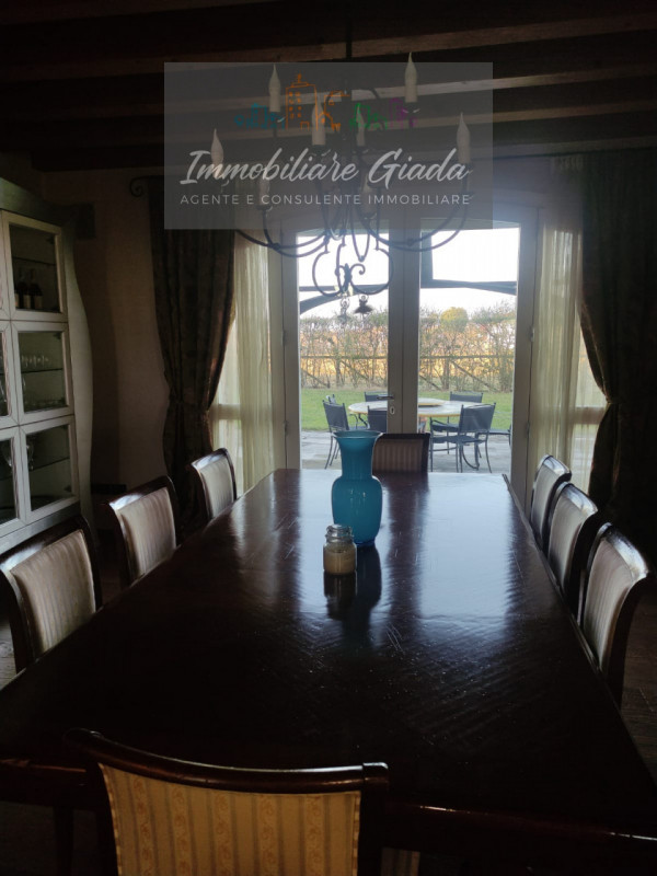 Prestigiosa porzione di edificio colonico completamente ristrutturata, inserita in un contesto es...