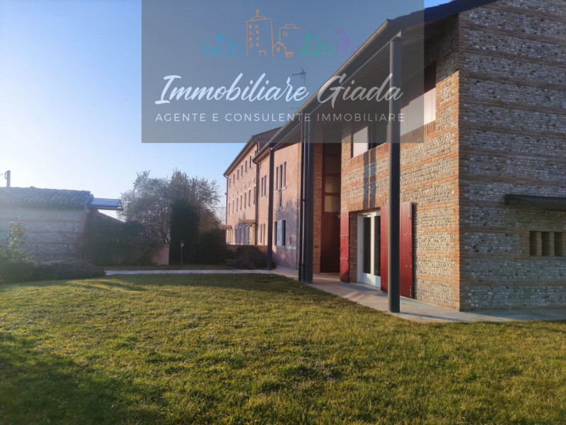 Prestigiosa porzione di edificio colonico completamente ristrutturata, inserita in un contesto es...