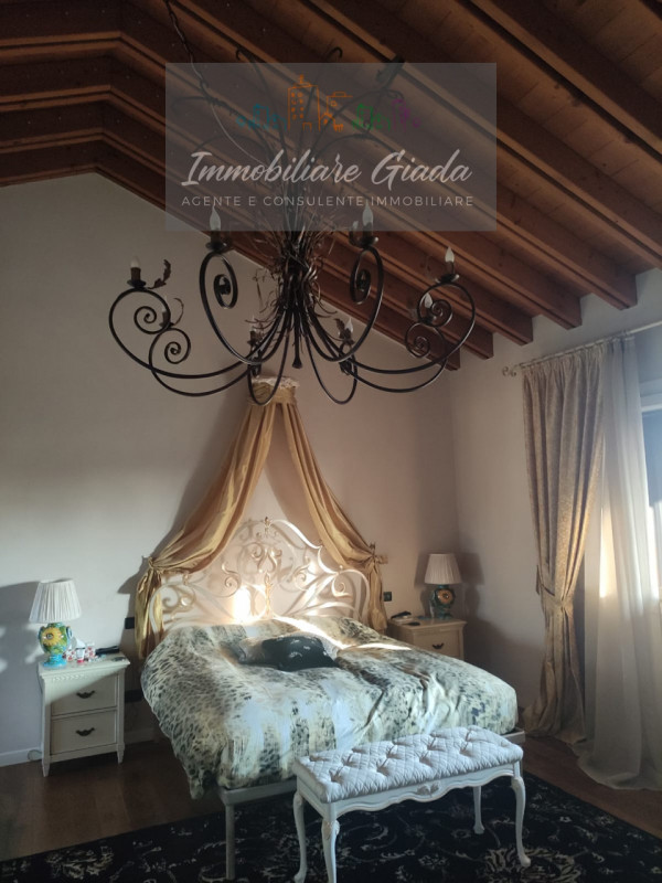 Prestigiosa porzione di edificio colonico completamente ristrutturata, inserita in un contesto es...