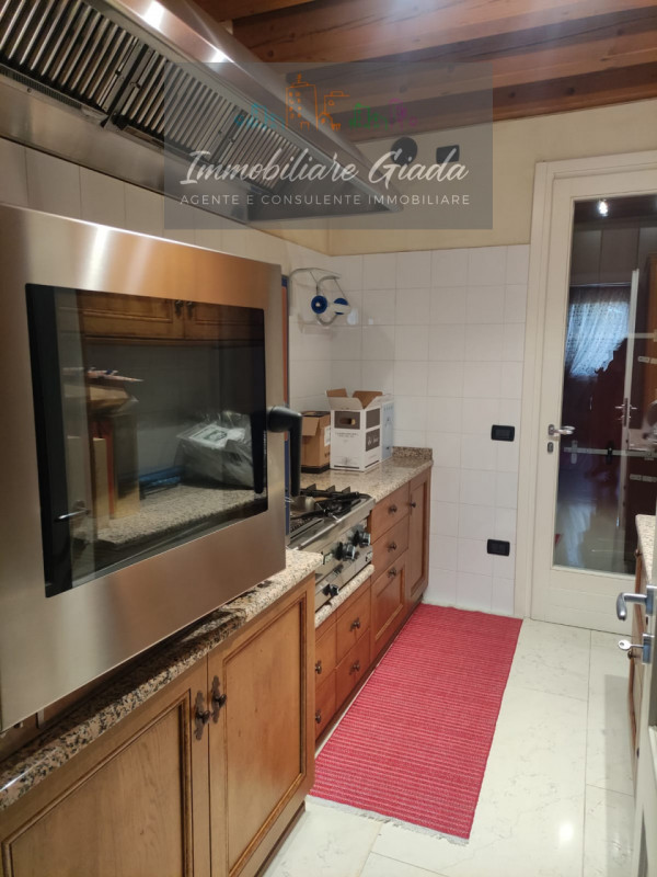 Prestigiosa porzione di edificio colonico completamente ristrutturata, inserita in un contesto es...