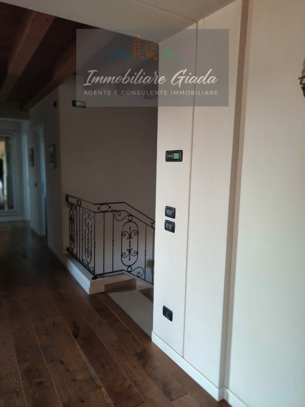 Prestigiosa porzione di edificio colonico completamente ristrutturata, inserita in un contesto es...