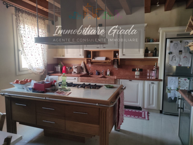 Prestigiosa porzione di edificio colonico completamente ristrutturata, inserita in un contesto es...