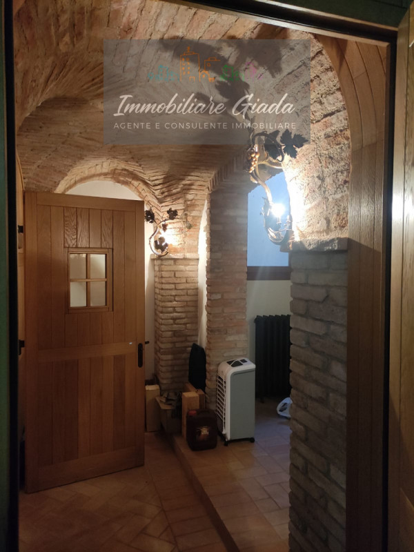 Prestigiosa porzione di edificio colonico completamente ristrutturata, inserita in un contesto es...