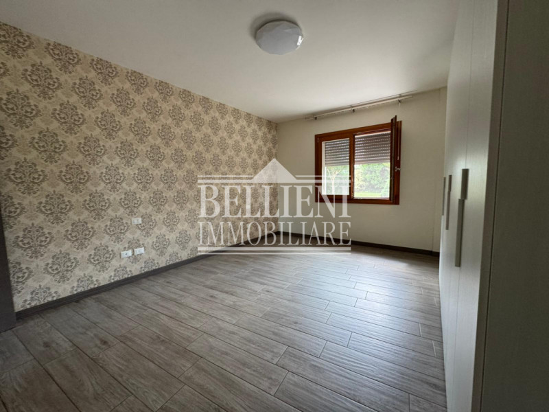 ANCONETTA: Appartamento tricamere con doppi servizi al piano terra con corte esclusiva. In zona r...