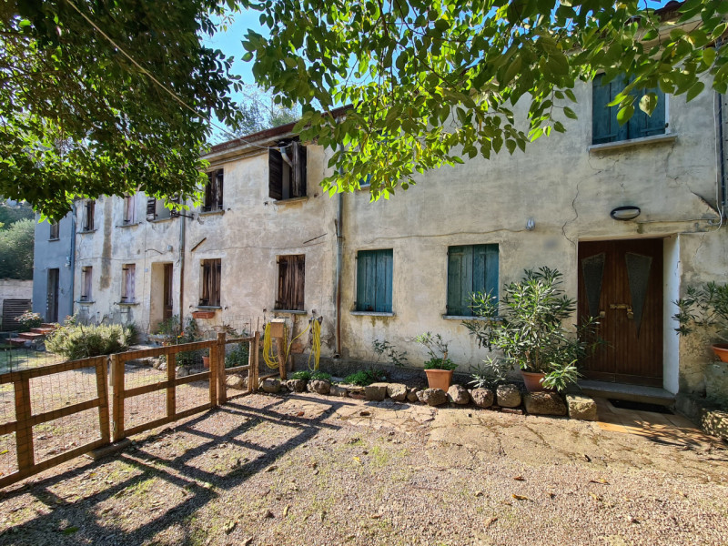 Proponiamo in vendita a Baone, nella frazione di Valle San Giorgio, rustico immerso nella natura ...