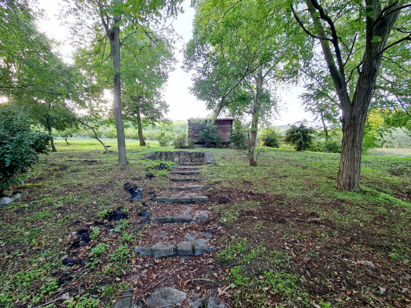 Proponiamo in vendita a Baone, nella frazione di Valle San Giorgio, rustico immerso nella natura ...