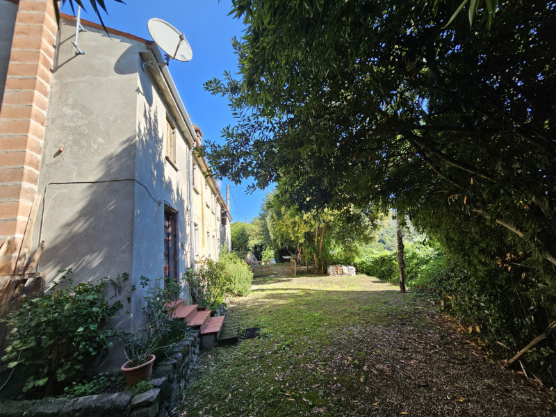 Proponiamo in vendita a Baone, nella frazione di Valle San Giorgio, rustico immerso nella natura ...