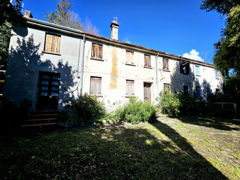 Proponiamo in vendita a Baone, nella frazione di Valle San Giorgio, rustico immerso nella natura ...