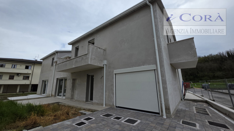 Teolo zona Bresseo/Treponti Casa Villa Trifamiliare classe A4 nuova realizzazione. Circonda dal v...