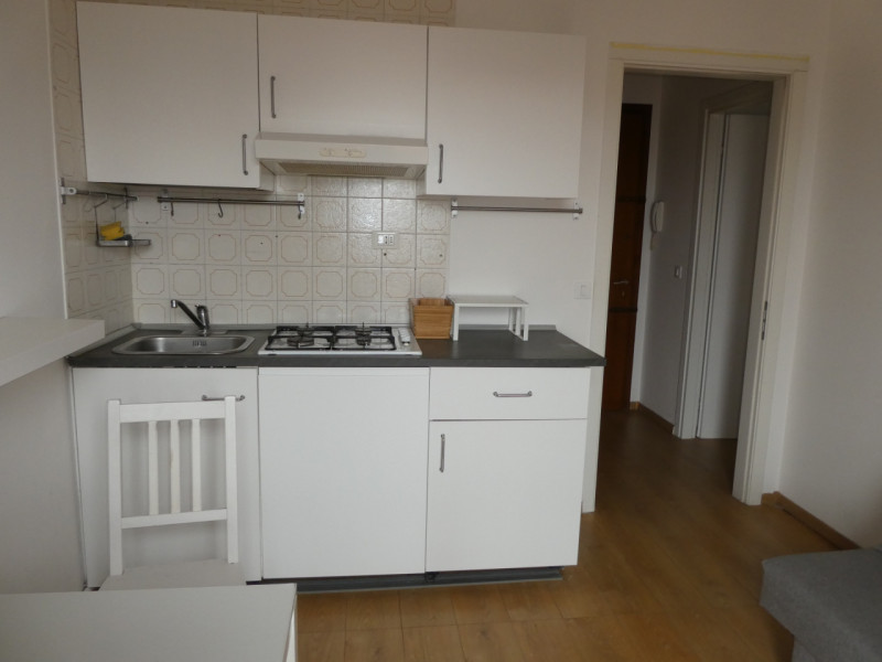 Appartamento completamente arredato e ben tenuto, quarto ed ultimo piano cosi composto : ingresso...