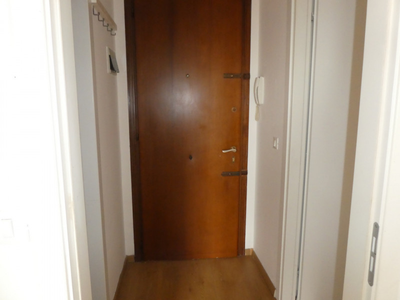 Appartamento completamente arredato e ben tenuto, quarto ed ultimo piano cosi composto : ingresso...