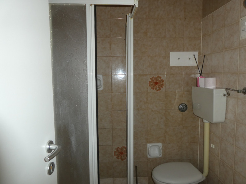 Appartamento completamente arredato e ben tenuto, quarto ed ultimo piano cosi composto : ingresso...