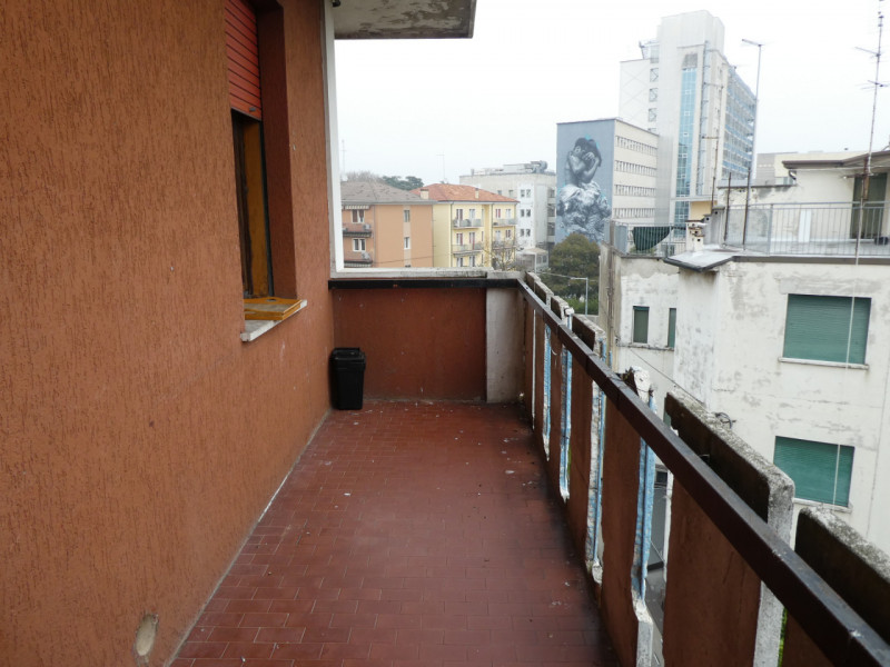 Appartamento completamente arredato e ben tenuto, quarto ed ultimo piano cosi composto : ingresso...