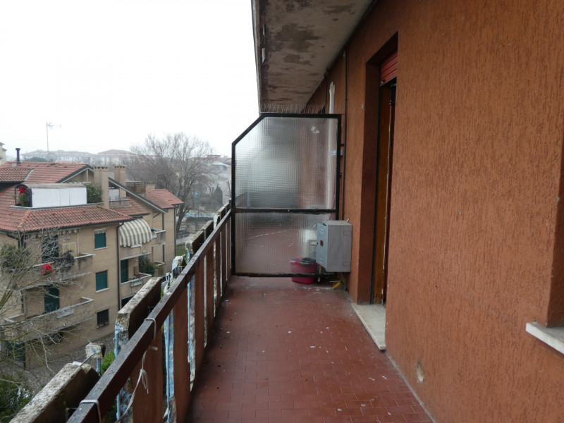 Appartamento completamente arredato e ben tenuto, quarto ed ultimo piano cosi composto : ingresso...