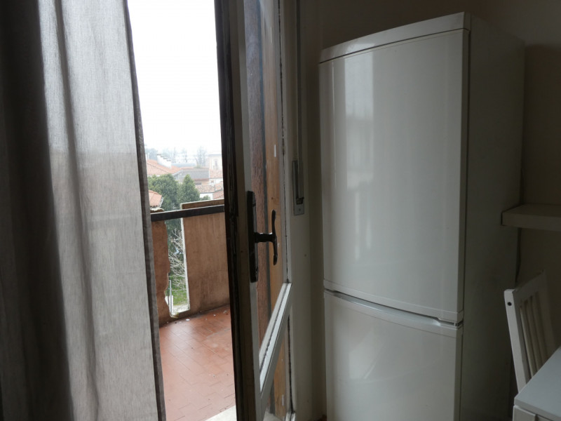 Appartamento completamente arredato e ben tenuto, quarto ed ultimo piano cosi composto : ingresso...