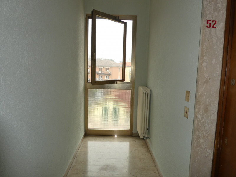 Appartamento completamente arredato e ben tenuto, quarto ed ultimo piano cosi composto : ingresso...