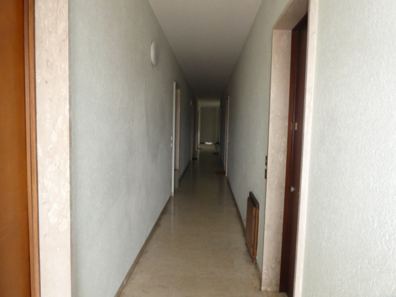 Appartamento completamente arredato e ben tenuto, quarto ed ultimo piano cosi composto : ingresso...