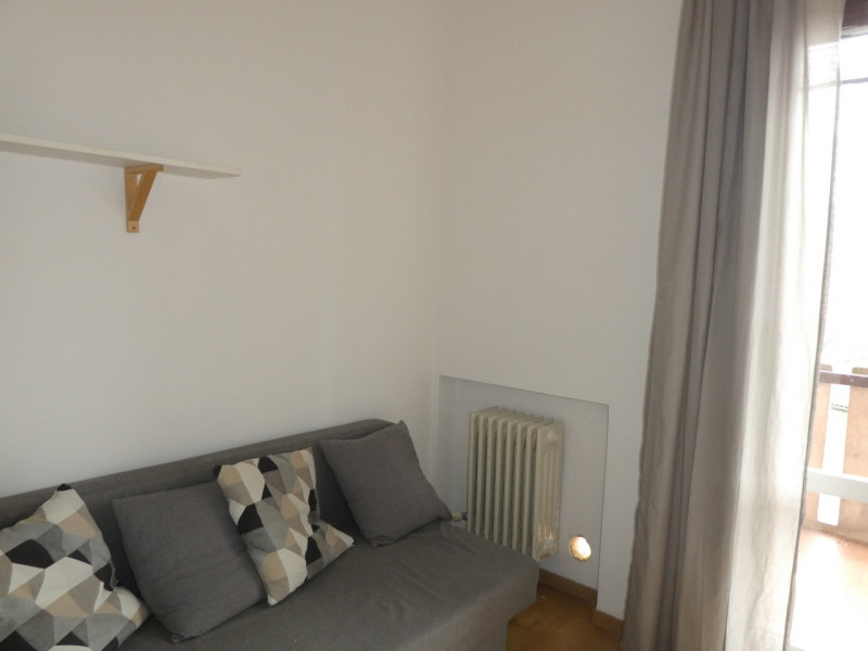 Appartamento completamente arredato e ben tenuto, quarto ed ultimo piano cosi composto : ingresso...