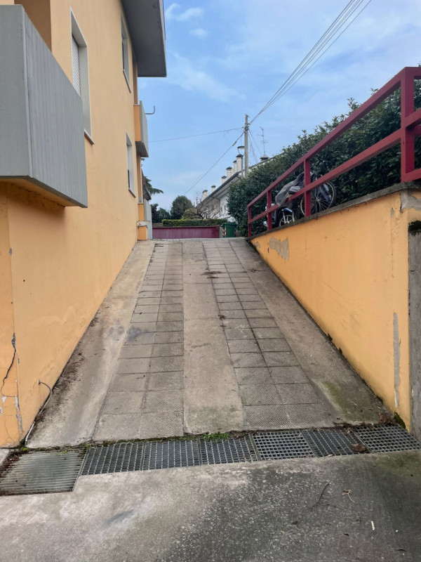 Abano Terme, in zona poco distante dal centro cittadino e all'ingresso delle tangenziali;
proponi...