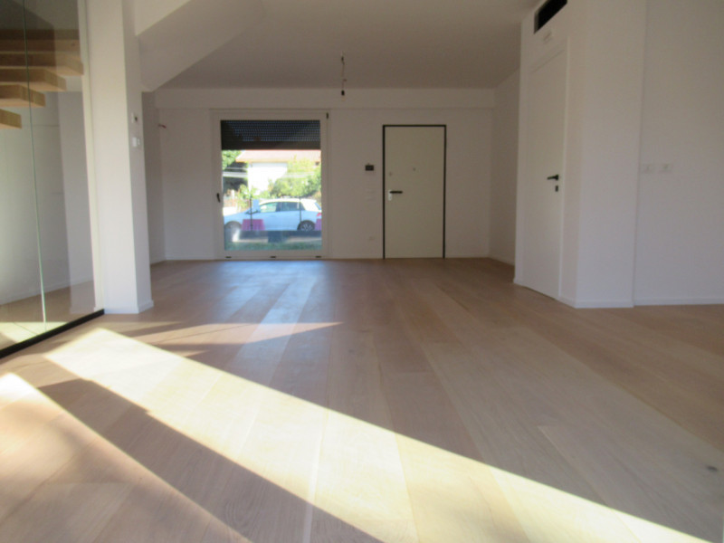 Ad Arcade (TV), in posizione centrale, proponiamo in vendita abbinata, di nuova costruzione, dall...