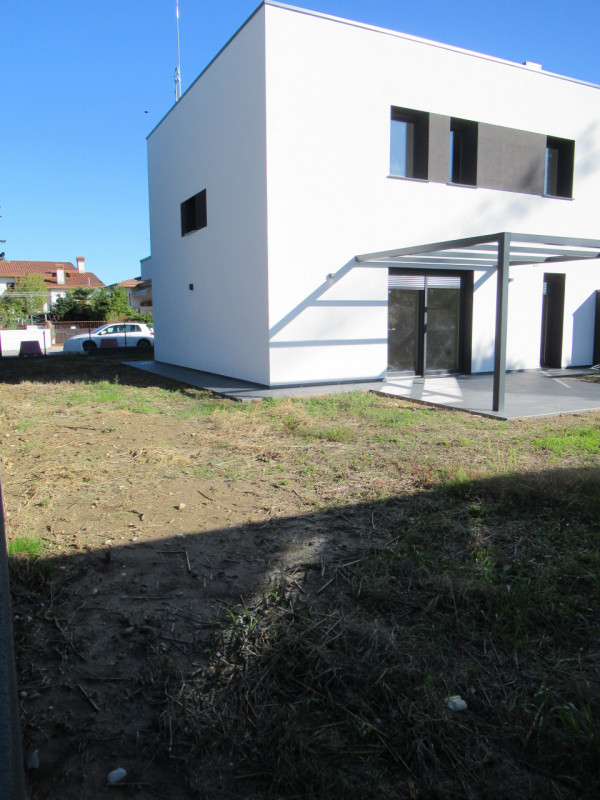 Ad Arcade (TV), in posizione centrale, proponiamo in vendita abbinata, di nuova costruzione, dall...