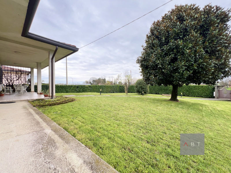 Situata nella frazione di San Giorgio in Brenta, casa singola composta di: ingresso, soggiorno, c...