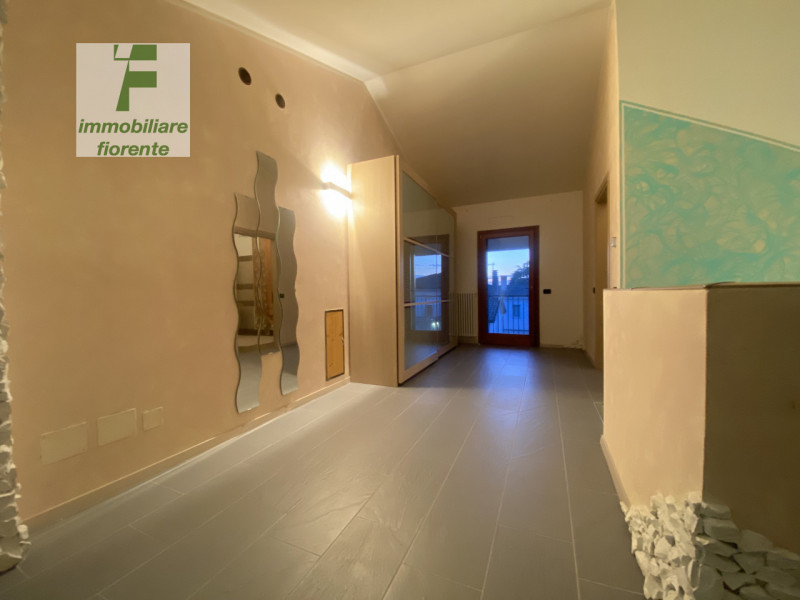 CENTRALISSIMA...RECENTE MOLTO CARINA, IMPECCABILE, ABITABILE DA SUBITO, PORZIONE CENTRALE di CASA...