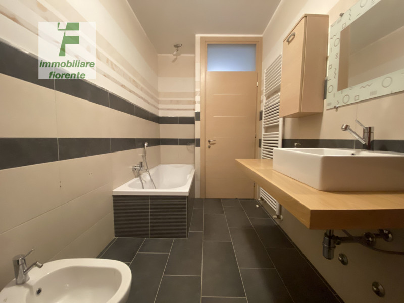 CENTRALISSIMA...RECENTE MOLTO CARINA, IMPECCABILE, ABITABILE DA SUBITO, PORZIONE CENTRALE di CASA...