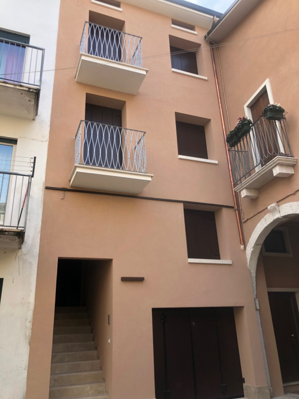 Nelle vicinanze del centro storico, proponiamo soluzione indipendente completamente ristrutturata...