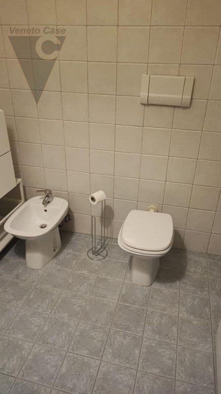 Disponibile da subito 1 posto letto in doppia ESCLUSIVAMENTE PER STUDENTI UNIVERSITARI MASCHI.
Ne...