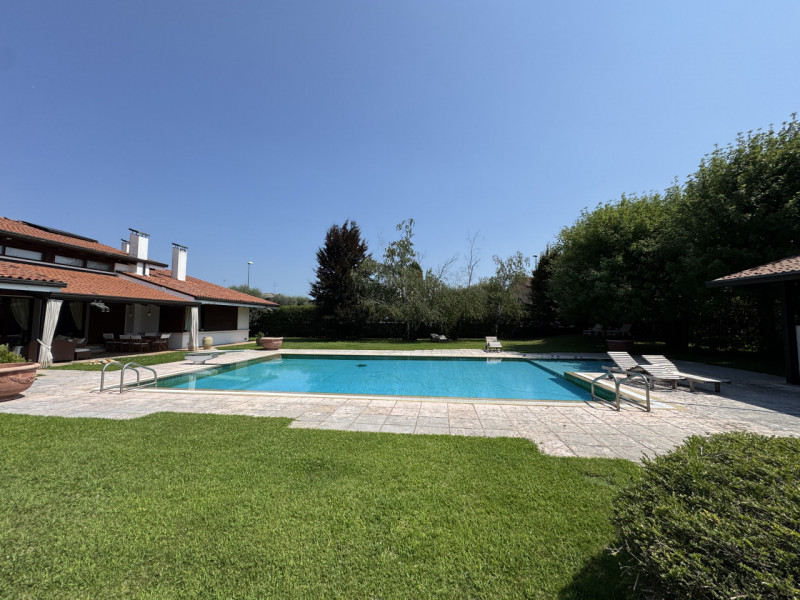 Rif. BC318 (M. /WhatsApp: +39 3939878704)

Proponiamo in vendita una splendida villa singola di a...