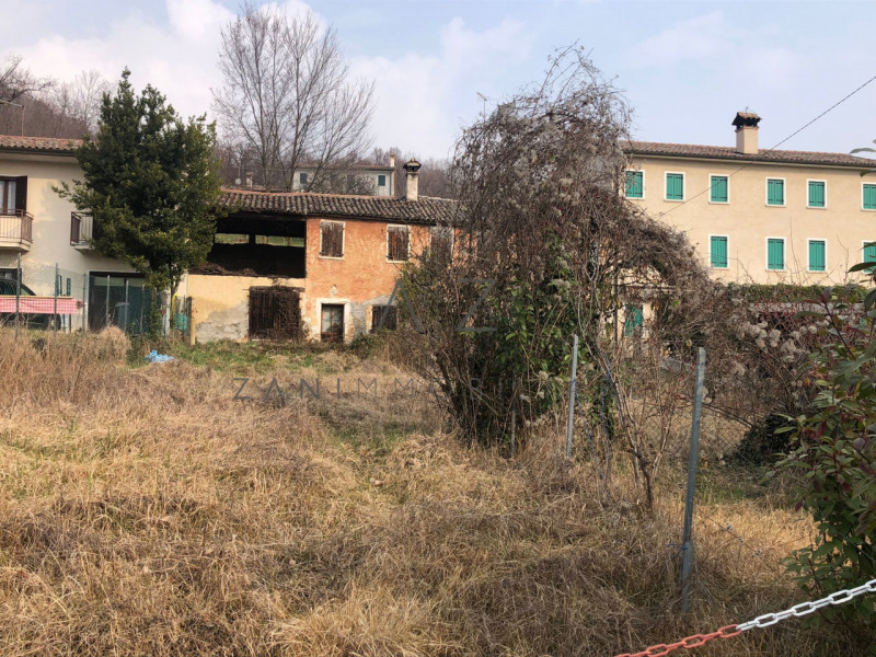 Castelcucco, situata ai piedi delle colline e a due passi dalla famosa Latteria Sociale, questa c...