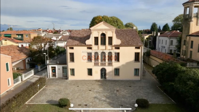 Benvenuti nella magnifica Villa Veneta del 1600, un gioiello storico nel cuore del centro di Camp...