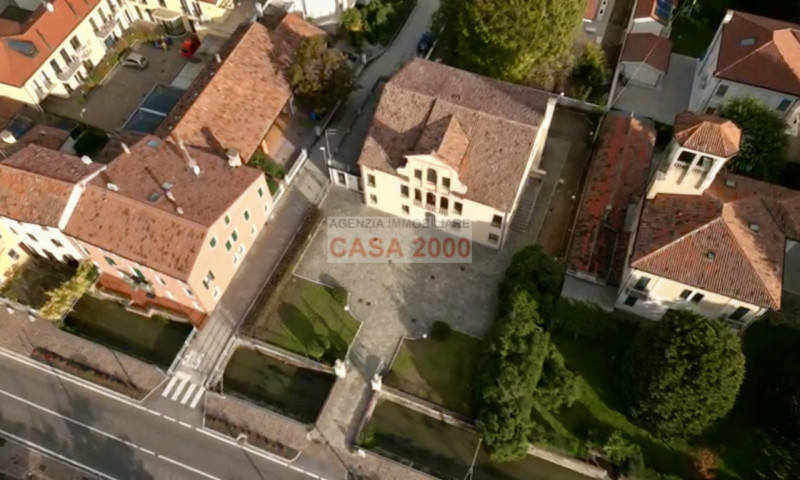 Benvenuti nella magnifica Villa Veneta del 1600, un gioiello storico nel cuore del centro di Camp...