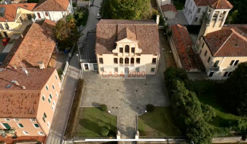 Benvenuti nella magnifica Villa Veneta del 1600, un gioiello storico nel cuore del centro di Camp...