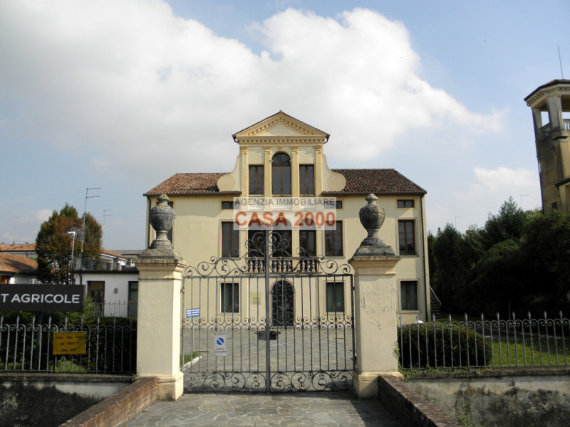 Benvenuti nella magnifica Villa Veneta del 1600, un gioiello storico nel cuore del centro di Camp...